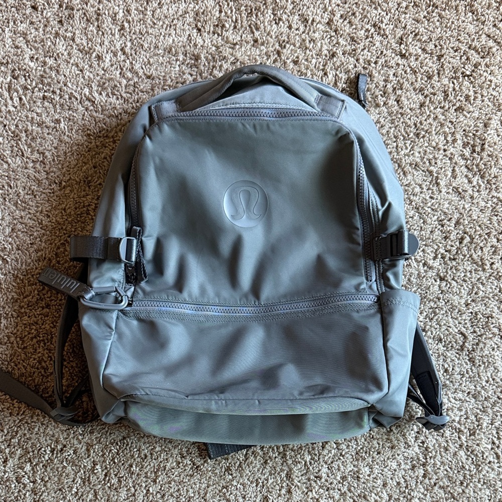 Lululemon New Crew Logo Backpack 22L logo in Asphalt gray 
2023 model
